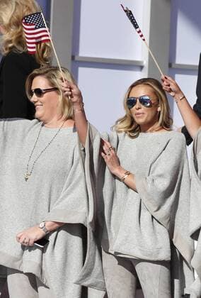 September 29, 2016: Chaska, MN, USA; Paulina Gretzsky Johnson, wife of Dustin Johnson, waves an American flag during the opening ceremony for the 2016 Ryder Cup at Hazeltine National Golf Club in Chaska, MN. (Photo by Brian Spurlock Icon Sportswire) GOLF: SEP 29 PGA Golf Herren - Ryder Cup - Opening Ceremony Icon16092953 EDITORIAL USE ONLY