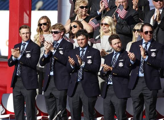 September 29, 2016: Chaska, MN, USA; Team USA claps for the European captain Darren Clarke during the opening ceremony for the 2016 Ryder Cup at Hazeltine National Golf Club in Chaska, MN. (Photo by Brian Spurlock Icon Sportswire) GOLF: SEP 29 PGA Golf Herren - Ryder Cup - Opening Ceremony Icon16092961 EDITORIAL USE ONLY