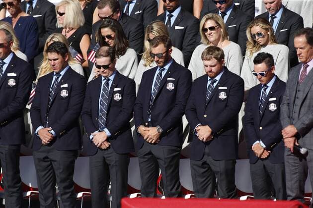 September 29, 2016: Chaska, MN, USA; Team USA bows their heads during a moment of silence to honor Arnold Palmer during the opening ceremony for the 2016 Ryder Cup at Hazeltine National Golf Club in Chaska, MN. (Photo by Brian Spurlock Icon Sportswire) GOLF: SEP 29 PGA Golf Herren - Ryder Cup - Opening Ceremony Icon16092962 EDITORIAL USE ONLY