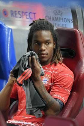 28.09.2016, Fussball Champions-League 2016 2017, Vorrunde 2.Spieltag, Atletico Madrid - FC Bayern München, im Estadio Vicente Calderon, Madrid. Renato Sanches (Bayern München) nachdenklich auf der Ersatzbank. 