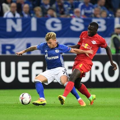 Fussball, UEFA Europa League, Saison 2016 2017, Spieltag 2, FC Schalke 04 vs Red Bull Salzburg, 29.09.2016, SchalkeArena, Gelsenkirchen, Max Meyer, S04, Dayot Upamecano FC Salzburg, Aktion, Einzelbild,