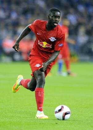 Fussball, UEFA Europe League, Herren, Saison 2016 2017, 2. Spieltag, VELTINS Arena Gelsenkirchen: FC Schalke 04, S04 (blau) - Red Bull Salzburg (rot) 3:1; Dayot Upamecano (RB Salzburg). Aktion, Einzelbild, Freisteller.