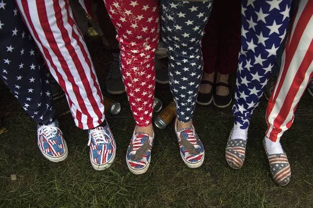 Bilder des Tages - SPORT USA team fans wear America theme shoes and pants during day 1 of the 2016 Ryder Cup at Hazeltine National Golf Club in Chaska, Minnesota on September 30, 2016.  MIN20160930326 KEVINxDIETSCH