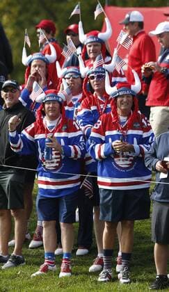Sep 30, 2016: Chaska, MN, USA; USA fans dress in red, white, and blue colors during the Day 1 morning matches for the 2016 Ryder Cup at Hazeltine National Golf Club. (Photo by Brian Spurlock Icon Sportswire) GOLF: SEP 30 PGA Golf Herren - Ryder Cup - Day One Icon1609308257 EDITORIAL USE ONLY
