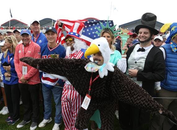 Sep 30, 2016: Chaska, MN, USA; USA fans cheer during the Day 1 morning matches for the 2016 Ryder Cup at Hazeltine National Golf Club. (Photo by Brian Spurlock Icon Sportswire) GOLF: SEP 30 PGA Golf Herren - Ryder Cup - Day One Icon1609308296 EDITORIAL USE ONLY