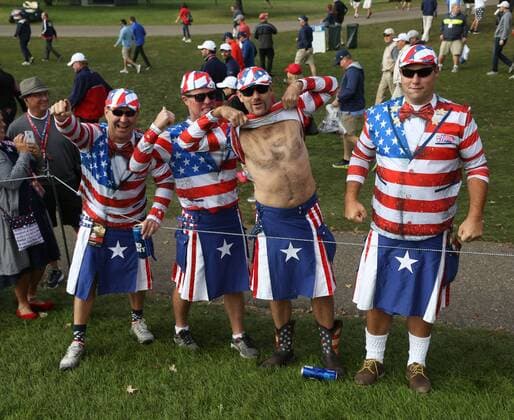 Sep 30, 2016: Chaska, MN, USA; USA fans cheer during the Day 1 morning matches for the 2016 Ryder Cup at Hazeltine National Golf Club. (Photo by Brian Spurlock Icon Sportswire) GOLF: SEP 30 PGA Golf Herren - Ryder Cup - Day One Icon1609308298 EDITORIAL USE ONLY