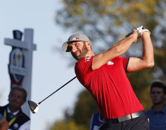 Sep 30, 2016: Chaska, MN, USA; Dustin Johnson tees off on the 16th hole during the Day 1 afternoon matches for the 2016 Ryder Cup at Hazeltine National Golf Club. (Photo by Brian Spurlock Icon Sportswire) GOLF: SEP 30 PGA Golf Herren - Ryder Cup - Day One Icon1609308523 EDITORIAL USE ONLY