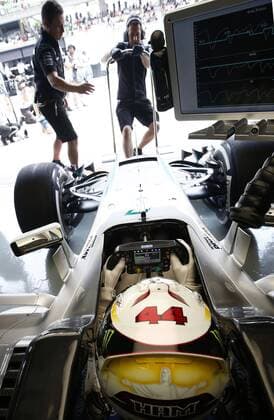 Bilder des Tages - Sport Motorsports: FIA Formula One World Championship WM Weltmeisterschaft 2016, Grand Prix of Malaysia, 44 Lewis Hamilton (GBR, Mercedes AMG Petronas Formula One Team), xHOCHxZWEIx