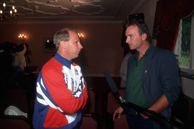 Bundestrainer Berti Vogts (Deutschland) im Gespräch mit Reporter Uli Köhler