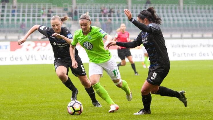 vl Alice Rebekka Hellfeier (MSV, 5), Alexandra Popp (Alex Popp, Wolfsburg, 11), Lee Sima Falkon (MSV, 9) Zweikampf, Duell, duel, tackle, Dynamik, Action, Aktion, Fussball, Allianz Frauen Bundesliga, VfL Wolfsburg - MSV Duisburg, xtgx