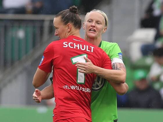 Freude nach dem Sieg bei v.l. Nilla fischer und Almuth Schult (VfL Wolfsburg)