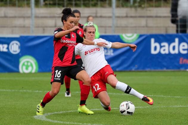 v.li.: Lina Maria Magull (Freiburg, 16), Sophie Schmidt (Frankfurt, 12), Zweikampf, Duell, duel, tackle, tackling, Dynamik, Action, Aktion, Fussball, Allianz Frauen-Bundesliga, SC Freiburg - 1. FFC Frankfurt, xozx