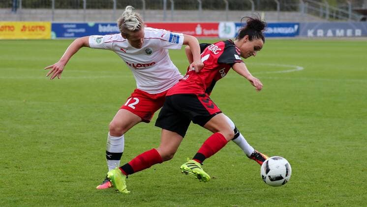 v.li.: Sophie Schmidt (Frankfurt, 12), Lina Maria Magull (Freiburg, 16), Zweikampf, Duell, duel, tackle, tackling, Dynamik, Action, Aktion, Fussball, Allianz Frauen-Bundesliga, SC Freiburg - 1. FFC Frankfurt, xozx