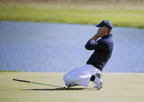 Bilder des Tages - Sport USA team member Jordan Spieth reacts after narrowly missing a putt for birdie on the 17th green on day 2 of the 2016 Ryder Cup at Hazeltine National Golf Club in Chaska, Minnesota on October 1, 2016.  MIN20161001320 KEVINxDIETSCH