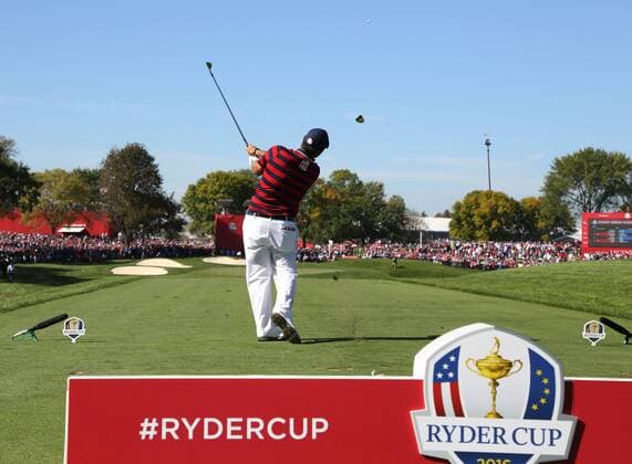Oct 1, 2016; Chaska, MN, USA; Patrick Reed hits his tee shot on the 17th hole during the Day 2 morning matches for the 2016 Ryder Cup at Hazeltine National Golf Club in Chaska, MN. (Photo by Brian Spurlock Icon Sportswire) GOLF: OCT 01 PGA Golf Herren - Ryder Cup - Day Two Icon1610011051 EDITORIAL USE ONLY
