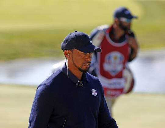 Oct 1, 2016; Chaska, MN, USA; USA vice captain Tiger Woods watches the matches on the16th hole during the Day 2 morning matches for the 2016 Ryder Cup at Hazeltine National Golf Club in Chaska, MN. (Photo by Brian Spurlock Icon Sportswire) GOLF: OCT 01 PGA Golf Herren - Ryder Cup - Day Two Icon1610011022 EDITORIAL USE ONLY