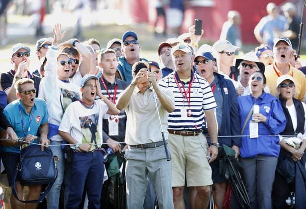 Bilder des Tages - Sport October 1, 2016 - Chaska, MN, USA - Europe s Martin Kaymer gets a crowd reaction after a putt during the four-ball afternoon session of the Ryder Cup on Saturday, Oct. 1, 2016, at Hazeltine National Golf Club in Chaska, Minn. Ryder Cup - ZUMAm67_