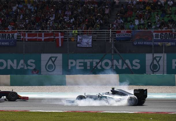 Motorsports: FIA Formula One World Championship WM Weltmeisterschaft 2016, Grand Prix of Malaysia, crash between 6 Nico Rosberg (GER, Mercedes AMG Petronas Formula One Team) and 5 Sebastian Vettel (GER, Scuderia Ferrari) during start xHOCHxZWEIx