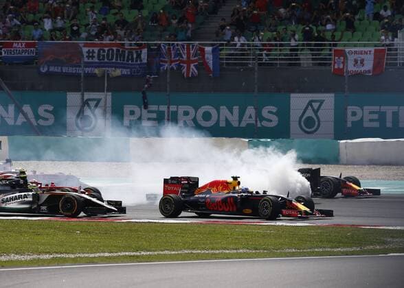 Motorsports: FIA Formula One World Championship WM Weltmeisterschaft 2016, Grand Prix of Malaysia, crash between 6 Nico Rosberg (GER, Mercedes AMG Petronas Formula One Team) and 5 Sebastian Vettel (GER, Scuderia Ferrari) during start xHOCHxZWEIx