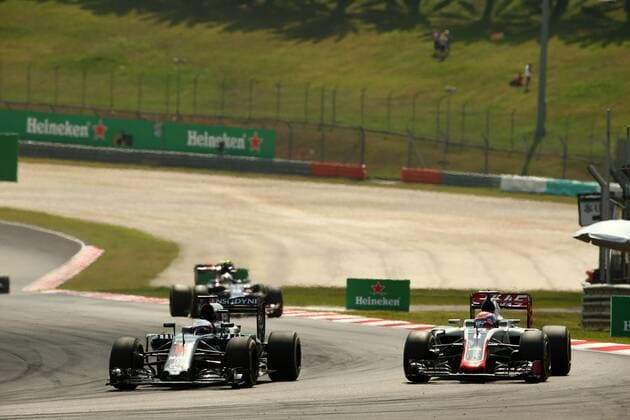 Formel 1, GP Malaysia Malaysian Grand Prix, Sepang 29 September - 2 October 2016 02.10.2016 - Race, Fernando Alonso (ESP) McLaren Honda MP4-31 and Romain Grosjean (FRA) Haas F1 Team VF-16 