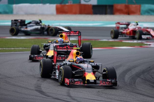 Formel 1, GP Malaysia Malaysian Grand Prix, Sepang 29 September - 2 October 2016 02.10.2016 - Race, Max Verstappen (NED) Red Bull Racing RB12 leads Daniel Ricciardo (AUS) Red Bull Racing RB12 