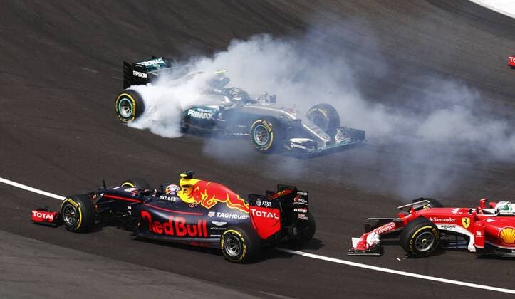 Formel 1, GP Malaysia, Kollision zwischen Vettel und Rosberg Motorsports: FIA Formula One World Championship WM Weltmeisterschaft 2016, Grand Prix of Malaysia, crash between 6 Nico Rosberg (GER, Mercedes AMG Petronas Formula One Team) and 5 Sebastian Vettel (GER, Scuderia Ferrari) during start xHOCHxZWEIx