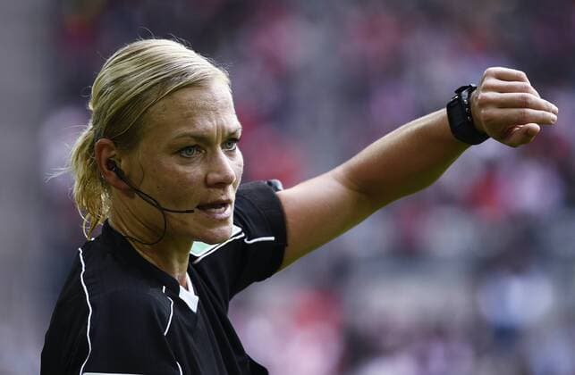 Esprit Arena Düsseldorf 1.10.16 2. Fussball Bundesliga Saison 2016-17 8.Spieltag, Fortuna Düsseldorf (Duesseldorf) vs. Karlsruher SC --- Schiedsrichterin Bibiana Steinhaus sieht auf die Uhr