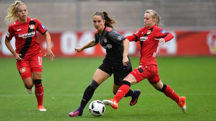 Bild v.L. Zweikampf Sara Daebritz (FC Bayern Muenchen) mit Henrietta Csiszar (Bayer 04 Leverkusen) (14), Fussball, Allianz Frauen-Bundesliga, Bayer 04 Leverkusen - FC Bayern München, xmkx