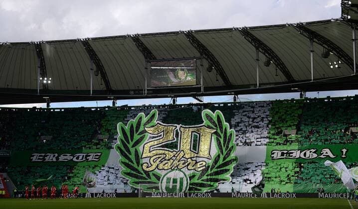 Bilder des Tages - SPORT 02.10.2016, xjhx, Fussball 1.Bundesliga,VfL Wolfsburg - FSV Mainz 05, emspor , v.l. Choreographie Wolfsburg 20 Jahre 1.Liga Wolfsburg