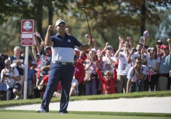 USA team member Patrick Reed celebrates after making a putt for birdie on the 5th hole during day 3 of the 2016 Ryder Cup at Hazeltine National Golf Club in Chaska, Minnesota on October 2, 2016.  MIN20161002308 KEVINxDIETSCH