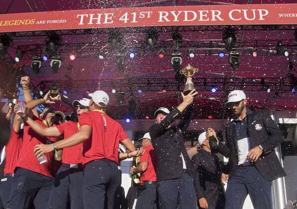 Golf, Ryder Cup 2016 in Chaska USA team member celebrate with the Ryder Cup after the United States defeated Europe 17-11 to win the 2016 Ryder Cup at Hazeltine National Golf Club in Chaska, Minnesota on October 2, 2016. USA defeated Europe for the first time since 2008.  MIN20161002337 KEVINxDIETSCH