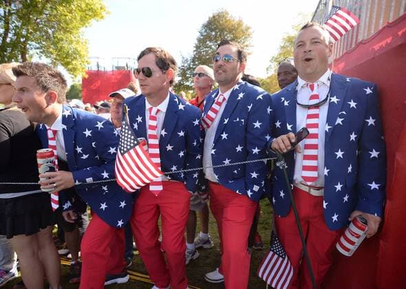 Golf, Ryder Cup 2016 in Chaska October 2, 2016 - Chaska, MN, USA - Fans react to Europe team member Rory McIlroy s drive at the start of singles pairings at the Ryder Cup on Sunday, Oct. 2, 2016 at the Hazeltine National Golf Club in Chaska, Minn. Ryder Cup staying as United States closes out Europe; first victory since 2008 - ZUMAm67_