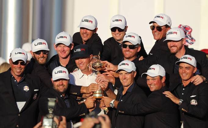 Golf, Ryder Cup 2016 in Chaska October 2, 2016 - Chaska, MN, USA - The U.S. Ryder Cup team poses with the Ryder Cup during the closing ceremonies on Sunday, Oct. 2, 2016 at the conclusion of 2016 Ryder Cup at the Hazeltine National Golf Club in Chaska, Minn. Ryder Cup staying as United States closes out Europe; first victory since 2008 - ZUMAm67_