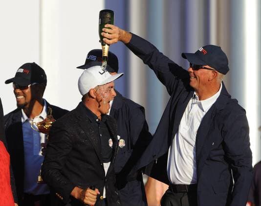 Golf, Ryder Cup 2016 in Chaska October 2, 2016: Chaska, MN, USA; Assistant coach to Team USA Tom Lehman celebrates with Rickie Fowle during the presentation ceremony of the 2016 Ryder Cup at Hazeltine National Golf Club in Chaska, MN. Team USA wins 17-11 over Team Europe.(Photo by Marilyn Indahl Icon Sportswire) GOLF: OCT 02 PGA Golf Herren - Ryder Cup - Day Three Icon198161002001 EDITORIAL USE ONLY