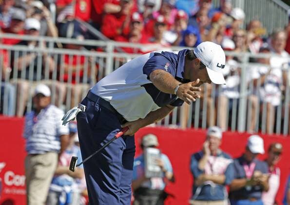 Golf, Ryder Cup 2016 in Chaska Oct 2, 2016: Chaska, MN, USA; Patrick Reed takes a bow after making a putt on the 6th hole during the Day 3 Final Round matches for the 2016 Ryder Cup at Hazeltine National Golf Club. (Photo by Brian Spurlock Icon Sportswire) GOLF: OCT 02 PGA Golf Herren - Ryder Cup - Day Three Icon1610028774 EDITORIAL USE ONLY