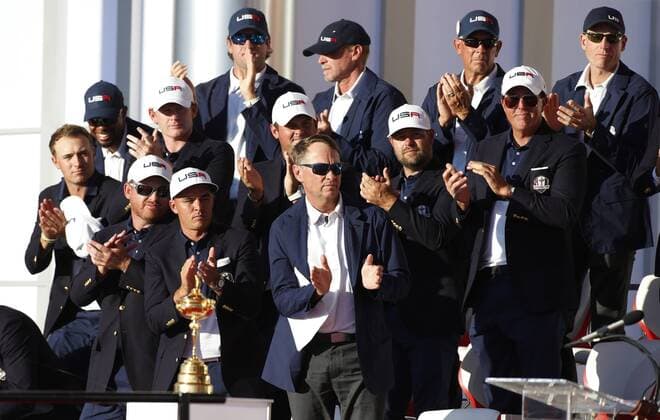 Oct 2, 2016: Chaska, MN, USA; Team USA claps at the trophy presentation at the end of the Day 3 Final Round matches for the 2016 Ryder Cup at Hazeltine National Golf Club. (Photo by Brian Spurlock Icon Sportswire) GOLF: OCT 02 PGA Golf Herren - Ryder Cup - Day Three Icon1610028795 EDITORIAL USE ONLY