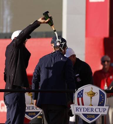 Golf, Ryder Cup 2016 in Chaska Oct 2, 2016: Chaska, MN, USA; Dustin Johnson pours champagne over Tiger Woods at the trophy presentation following the Final Round matches for the 2016 Ryder Cup at Hazeltine National Golf Club. (Photo by Brian Spurlock Icon Sportswire) GOLF: OCT 02 PGA Golf Herren - Ryder Cup - Day Three Icon1610028806 EDITORIAL USE ONLY