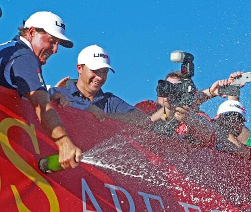 Golf, Ryder Cup 2016 in Chaska Oct 2, 2016: Chaska, MN, USA; Phil Mickelson and Jordan Spieth celebrate on a bridge after winning the Ryder Cup during the Day 3 Final Round matches for the 2016 Ryder Cup at Hazeltine National Golf Club. (Photo by Brian Spurlock Icon Sportswire) GOLF: OCT 02 PGA Golf Herren - Ryder Cup - Day Three Icon1610028851 EDITORIAL USE ONLY
