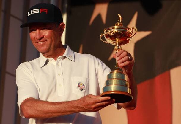 Golf, Ryder Cup 2016 in Chaska Oct 2, 2016: Chaska, MN, USA; Davis Love III holds the Ryder Cup after winning the Ryder Cup during the Day 3 Final Round matches for the 2016 Ryder Cup at Hazeltine National Golf Club. (Photo by Brian Spurlock Icon Sportswire) GOLF: OCT 02 PGA Golf Herren - Ryder Cup - Day Three Icon1610028858 EDITORIAL USE ONLY