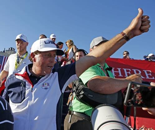 Oct 2, 2016: Chaska, MN, USA; Phil Mickelson celebrates after Team USA won the Ryder Cup during the Day 3 Final Round matches for the 2016 Ryder Cup at Hazeltine National Golf Club. (Photo by Brian Spurlock Icon Sportswire) GOLF: OCT 02 PGA Golf Herren - Ryder Cup - Day Three Icon1610028879 EDITORIAL USE ONLY