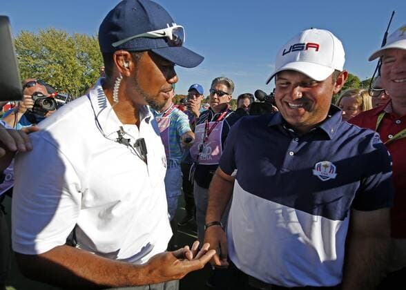 Golf, Ryder Cup 2016 in Chaska Oct 2, 2016: Chaska, MN, USA; Tiger Woods congratulates Patrick Reed after Team USA won the Ryder Cup during the Day 3 Final Round matches for the 2016 Ryder Cup at Hazeltine National Golf Club. (Photo by Brian Spurlock Icon Sportswire) GOLF: OCT 02 PGA Golf Herren - Ryder Cup - Day Three Icon1610028873 EDITORIAL USE ONLY