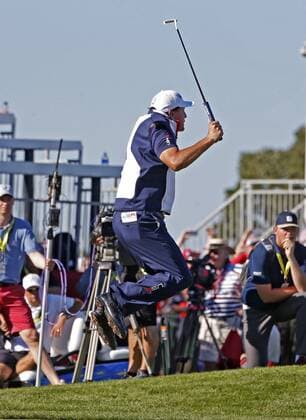 Oct 2, 2016: Chaska, MN, USA; Phil Mickelson reacts to making a birdie putt on the 18th hole during the Day 3 Final Round matches for the 2016 Ryder Cup at Hazeltine National Golf Club. (Photo by Brian Spurlock Icon Sportswire) GOLF: OCT 02 PGA Golf Herren - Ryder Cup - Day Three Icon1610028862 EDITORIAL USE ONLY