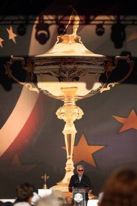 Golf, Ryder Cup 2016 in Chaska GOLF - Ryder Cup 2016 CHASKA,MINNESOTA,USA,02.OKT.16 - GOLF - Ryder Cup, Hazeltine National Golf Club, award ceremony. Image shows captain Darren Clarke (IRL) and the trophy. Keywords: trophy. GEPAxpictures xDanielxGoetzhaber