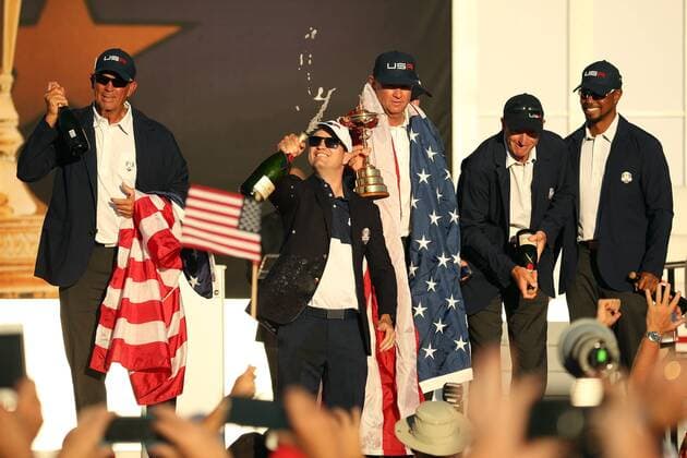 Golf, Ryder Cup 2016 in Chaska GOLF - Ryder Cup 2016 CHASKA,MINNESOTA,USA,02.OKT.16 - GOLF - Ryder Cup, Hazeltine National Golf Club, award ceremony. Image shows Zach Johnson, vice-captain Tom Lehman, captain Davis Love III, vice-captain Jim Furyk and vice-captain Tiger Woods (USA). Keywords: trophy. GEPAxpictures xDanielxGoetzhaber