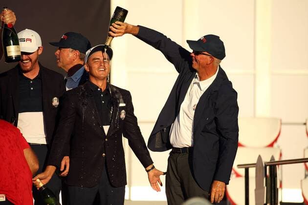 GOLF - Ryder Cup 2016 CHASKA,MINNESOTA,USA,02.OKT.16 - GOLF - Ryder Cup, Hazeltine National Golf Club, award ceremony. Image shows Rickie Fowler and vice-captain Tom Lehman (USA). Keywords: trophy. GEPAxpictures xDanielxGoetzhaber