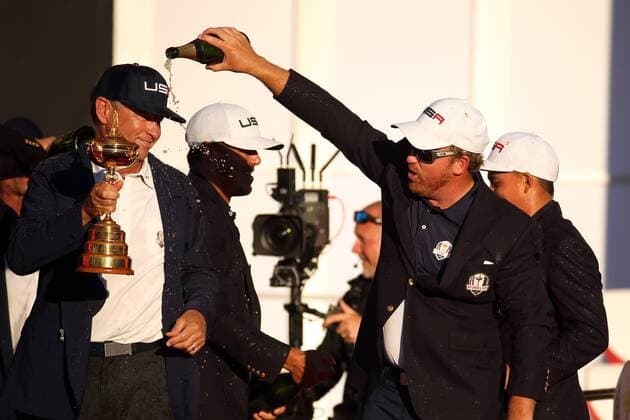 GOLF - Ryder Cup 2016 CHASKA,MINNESOTA,USA,02.OKT.16 - GOLF - Ryder Cup, Hazeltine National Golf Club, award ceremony. Image shows captain Davis Love III (USA) and J.B. Holmes (USA). Keywords: trophy. GEPAxpictures xDanielxGoetzhaber