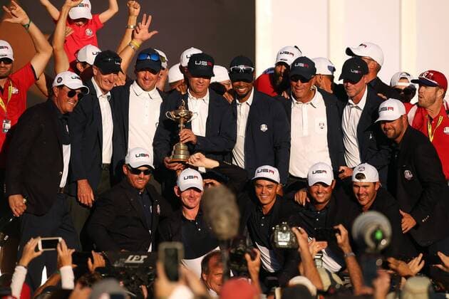 Bilder des Tages - SPORT GOLF - Ryder Cup 2016 CHASKA,MINNESOTA,USA,02.OKT.16 - GOLF - Ryder Cup, Hazeltine National Golf Club, award ceremony. Image shows the team USA. Keywords: trophy. GEPAxpictures xDanielxGoetzhaber
