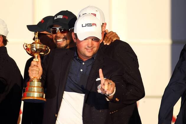 Golf, Ryder Cup 2016 in Chaska GOLF - Ryder Cup 2016 CHASKA,MINNESOTA,USA,02.OKT.16 - GOLF - Ryder Cup, Hazeltine National Golf Club, award ceremony. Image shows vice-captain Tiger Woods and Patrick Reed (USA). Keywords: trophy. GEPAxpictures xDanielxGoetzhaber