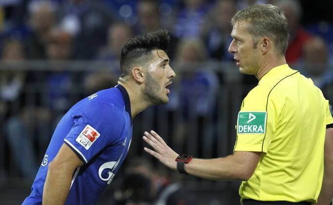Fußball, FC Schalke 04 - Borussia Mönchengladbach Schalke, Veltins-Arena, 02.10.16: Sead Kolasinac (FC Schalke 04) (L) beschwert sich beim Linienrichter im Spiel der 1. Bundesliga zwischen FC Schalke 04 vs. Borussia Mönchengladbach in der Saison 2016 2017.
