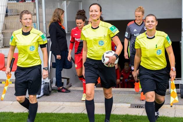 v.li.: Annett Unterbeck (Linienrichterin), Inka Müller-Schmäh (Schiedsrichterin), Katharina Kruse (Linienrichterin), Schiedsrichterin, Schiedsrichter, referee, Fussball, Allianz Frauen-Bundesliga, Bayer 04 Leverkusen - FC Bayern München, Fussball, Allianz Frauen-Bundesliga, Bayer 04 Leverkusen - FC Bayern München, xmhx